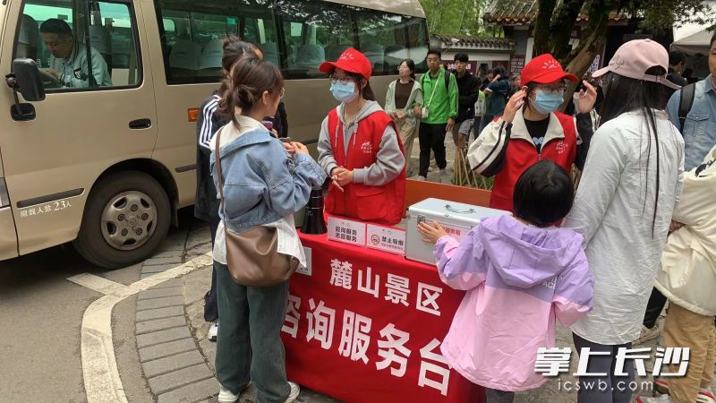 高校志愿者服务游客。 高校志愿者服务游客。