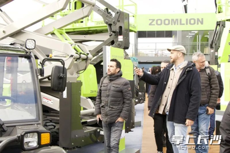 INTERMAT 2024中联重科展区,海外客户参观中联展区 受访者供图 INTERMAT 2024中联重科展区,海外客户参观中联展区 受访者供图