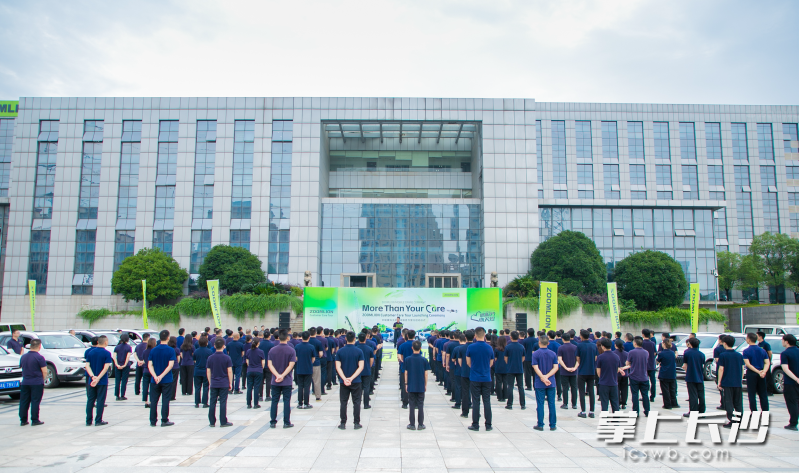 中联重科工程起重机械分公司启动全球服务万里行活动。 均为长沙晚报全媒体记者周辉霞摄 中联重科工程起重机械分公司启动全球服务万里行活动。 均为长沙晚报全媒体记者周辉霞摄