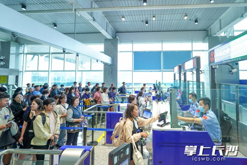 长沙出入境边防检查站民警为旅客服务。 长沙晚报通讯员 余洋 供图 长沙出入境边防检查站民警为旅客服务。 长沙晚报通讯员 余洋 供图