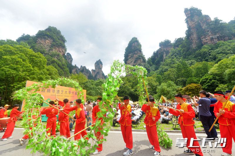 7月5日,张家界首届森林文化艺术季启幕。 均为长沙晚报通讯员邓道理摄 7月5日,张家界首届森林文化艺术季启幕。 均为长沙晚报通讯员邓道理摄