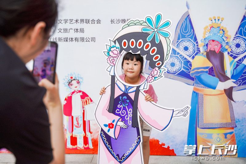 孩子和家长纷纷拍照转发朋友圈,向亲朋好友“安利”。 孩子和家长纷纷拍照转发朋友圈,向亲朋好友“安利”。