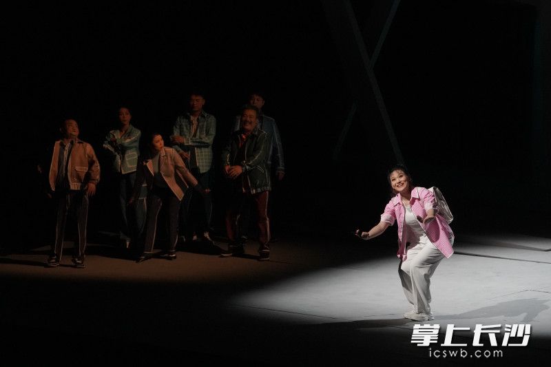 长沙花鼓戏《花猪司令》火爆开演。均为长沙晚报全媒体记者 刘晓敏 实习生 王浩然 摄 长沙花鼓戏《花猪司令》火爆开演。均为长沙晚报全媒体记者 刘晓敏 实习生 王浩然 摄