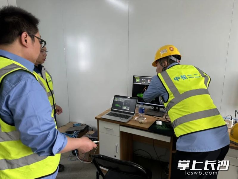 中联重科团队成员正在讲解“激光雷达全域主动防撞预警系统”。均为受访者供图 中联重科团队成员正在讲解“激光雷达全域主动防撞预警系统”。均为受访者供图
