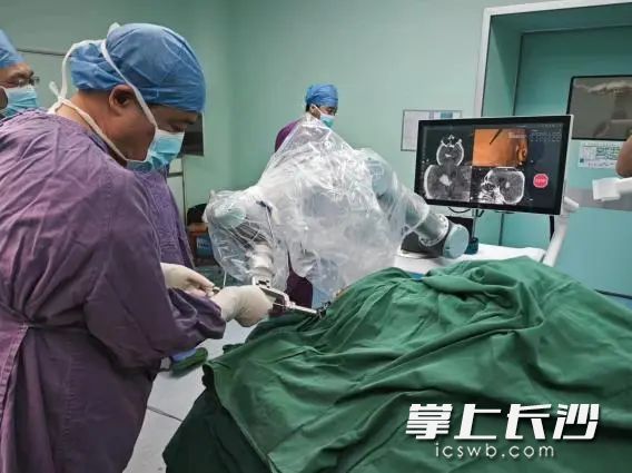 湖南航天医院神经外科专家团队在为患者进行微创手术治疗。均为医院 供图 湖南航天医院神经外科专家团队在为患者进行微创手术治疗。均为医院 供图