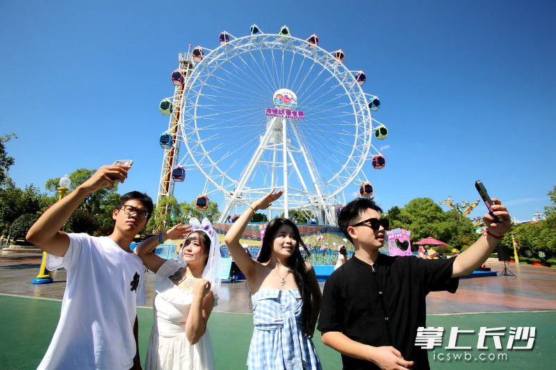 两对情侣留影记录幸福时刻。 两对情侣留影记录幸福时刻。