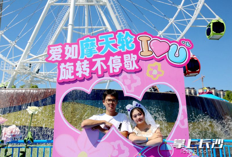 一对恋人在拍照。 一对恋人在拍照。