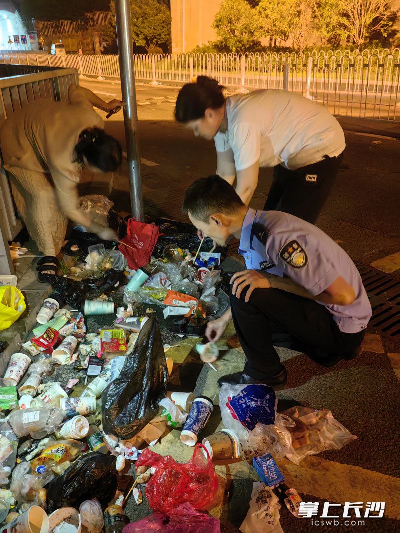 民警深夜翻垃圾帮游客寻找结婚戒指。图片均由长沙晚报通讯员 邵青 提供 民警深夜翻垃圾帮游客寻找结婚戒指。图片均由长沙晚报通讯员 邵青 提供