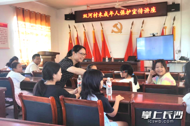 一场特殊的公益讲座，吸引了30余名村里孩子和家长聆听。  均为长沙晚报全媒体记者张禹，通讯员王青山、彭胜利摄