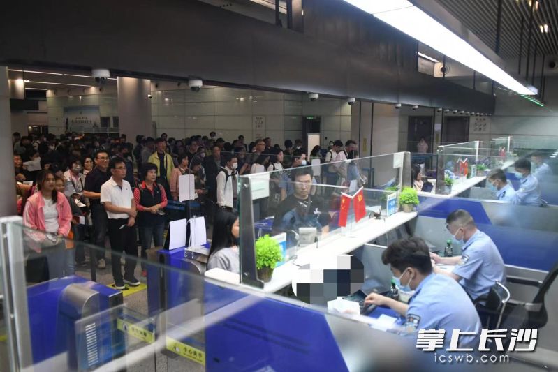 长沙口岸边检入境执勤现场。 通讯员供图 长沙口岸边检入境执勤现场。 通讯员供图