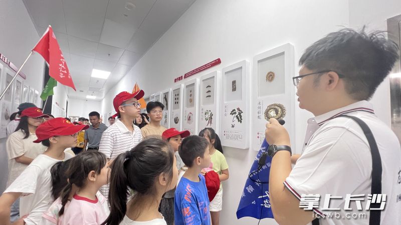 全国药品安全宣传周期间,社区居民走进湖南省药品检验检测研究院,了解药品知识。长沙晚报全媒体记者 周辉霞 摄 全国药品安全宣传周期间,社区居民走进湖南省药品检验检测研究院,了解药品知识。长沙晚报全媒体记者 周辉霞 摄