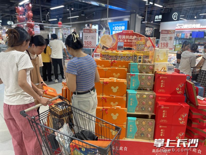 盒马鲜生超市里，各种月饼礼盒在货架上摆放得满满当当。长沙晚报通讯员 杨田风 摄