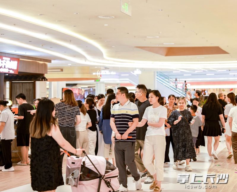 9月12日,永旺梦乐城长沙星沙开业,现场人气爆棚。均为长沙晚报全媒体记者 吴鑫矾 陈飞 摄 9月12日,永旺梦乐城长沙星沙开业,现场人气爆棚。均为长沙晚报全媒体记者 吴鑫矾 陈飞 摄