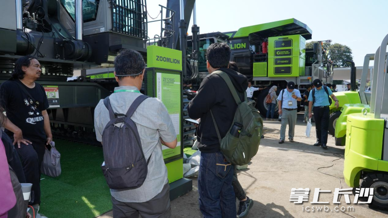 印尼当地客户观摩中联重科产品。 印尼当地客户观摩中联重科产品。
