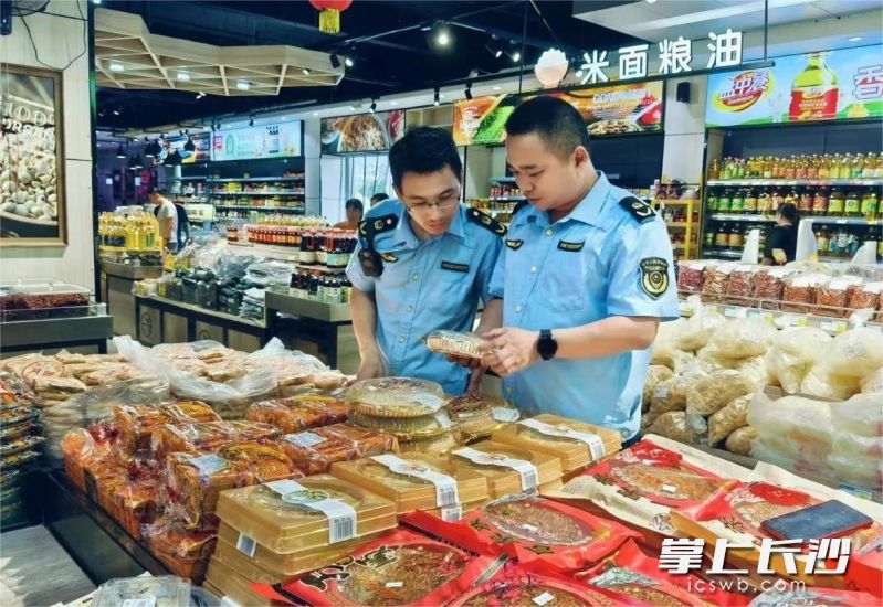中秋节前,宁乡市市场监管局对月饼市场开展专项检查。 长沙晚报通讯员 奇华 供图 中秋节前,宁乡市市场监管局对月饼市场开展专项检查。 长沙晚报通讯员 奇华 供图
