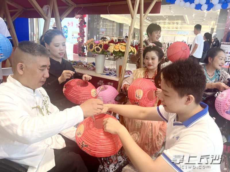 雷锋志愿者手把手地教大家制作灯笼。长沙晚报全媒体记者 刘俊 摄