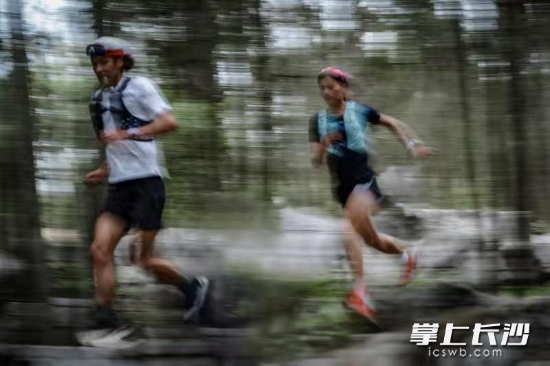 有选手早早赶来熟悉竞技跑路线。景区供图