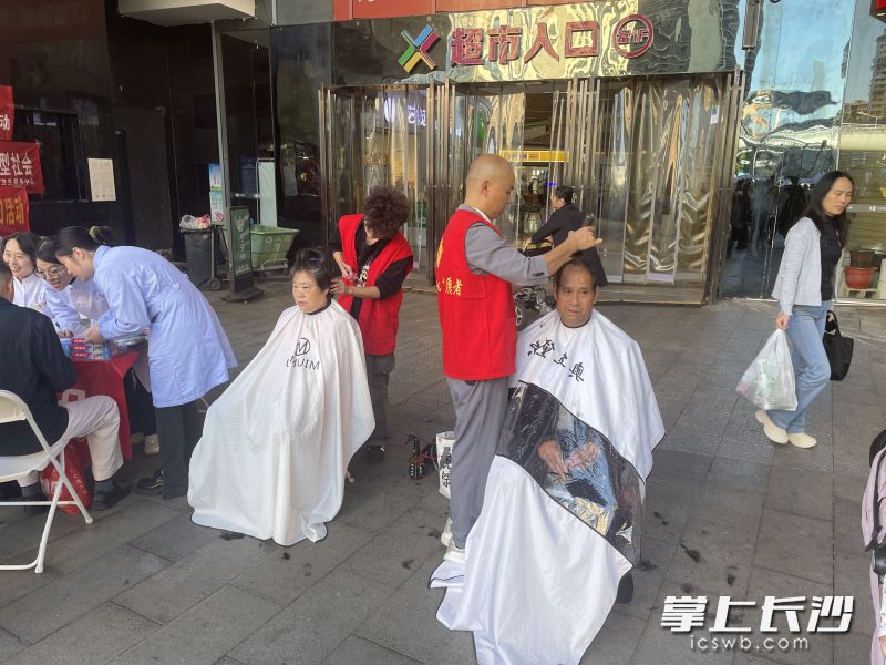 现场还为老年人准备了免费义诊、义剪等活动。 现场还为老年人准备了免费义诊、义剪等活动。