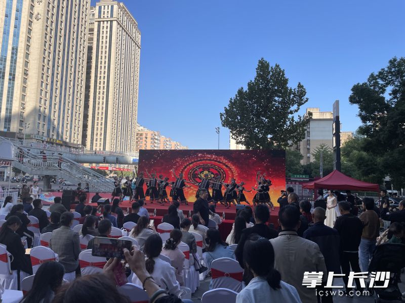 现场,老年人才艺展演活动丰富多彩。均为长沙晚报全媒体记者 吴鑫矾 摄 现场,老年人才艺展演活动丰富多彩。均为长沙晚报全媒体记者 吴鑫矾 摄