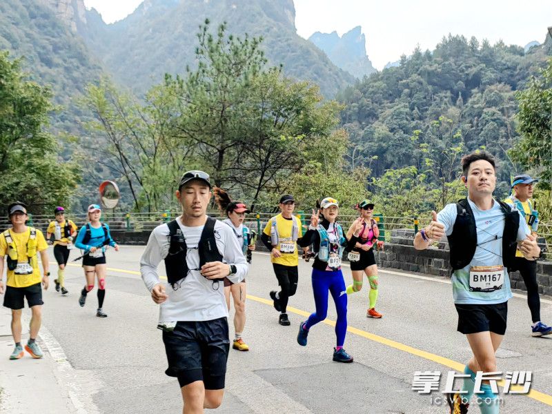 越野跑开跑。均为长沙晚报通讯员 邓道理 摄