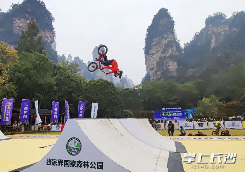 小轮车手在比拼。均为长沙晚报通讯员 邓道理 摄 小轮车手在比拼。均为长沙晚报通讯员 邓道理 摄