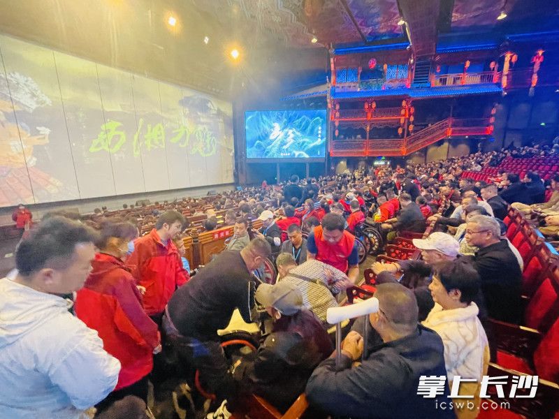 看一场民俗大戏。 看一场民俗大戏。