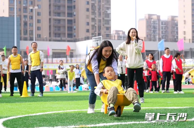 博才卓越小学西校区亲子运动会上,孩子和家长一起玩“嗨”了。 博才卓越小学西校区亲子运动会上,孩子和家长一起玩“嗨”了。