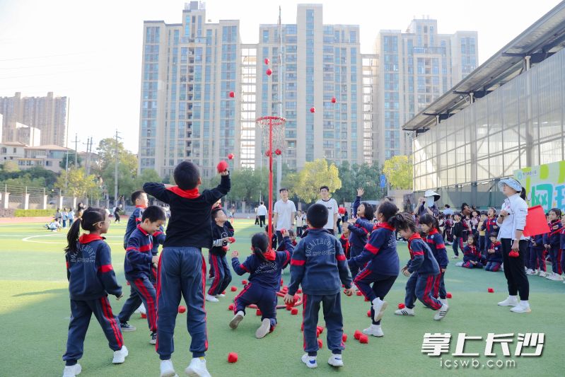 趣味运动会上,同学们玩得很开心。 趣味运动会上,同学们玩得很开心。