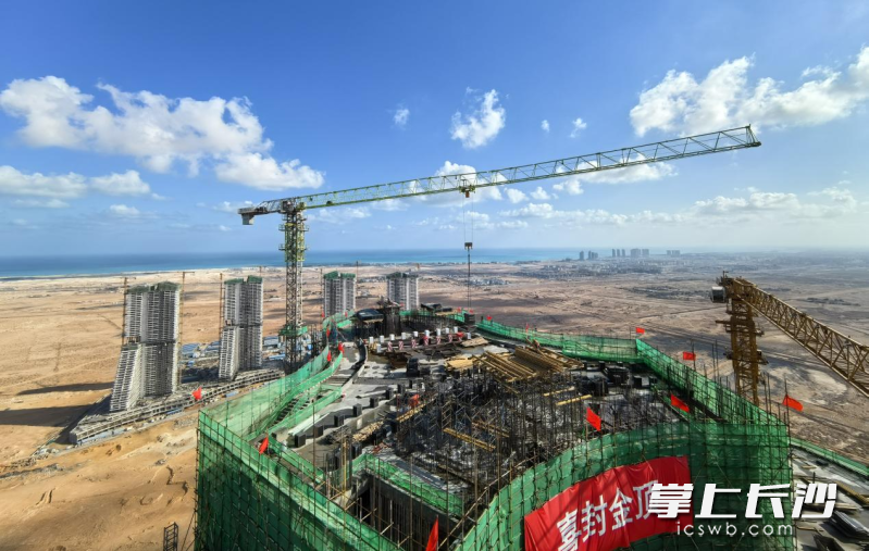 中联重科塔机助力项目标志塔封顶。 中联重科塔机助力项目标志塔封顶。