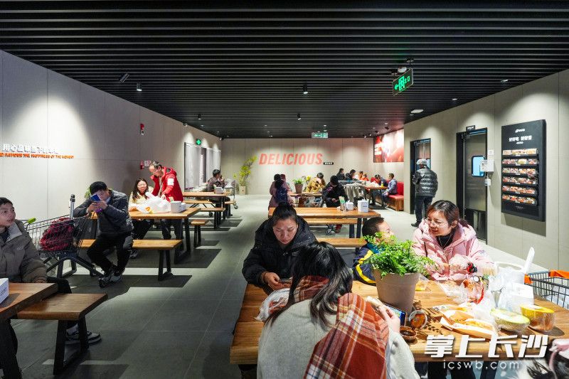 顾客在用餐区品尝新鲜出炉的海鲜美食。 顾客在用餐区品尝新鲜出炉的海鲜美食。