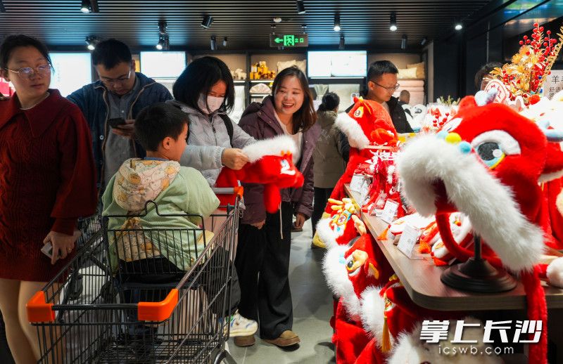 市民在超市内选购商品。 市民在超市内选购商品。