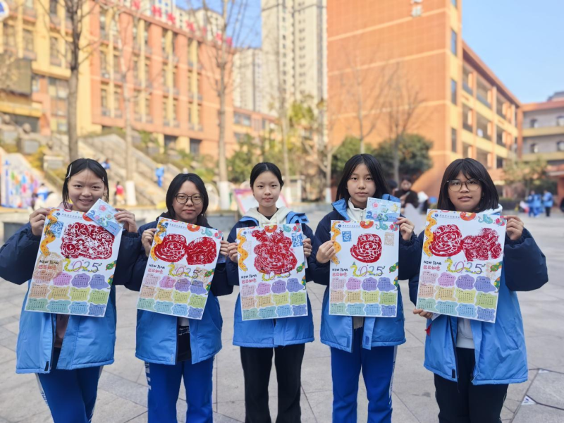 “岁岁年年——领取你的年历吧”活动中,同学们亲手绘制了各种各样的年历。 “岁岁年年——领取你的年历吧”活动中,同学们亲手绘制了各种各样的年历。