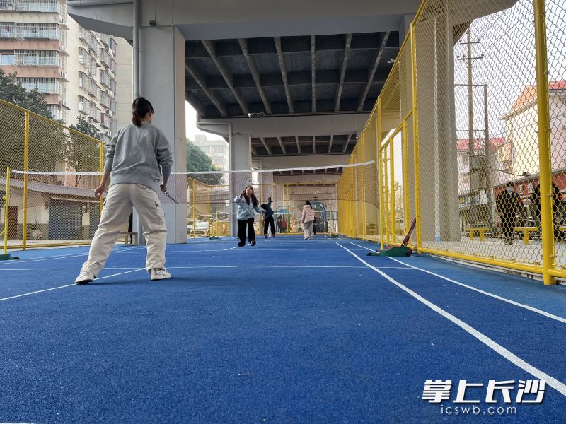 东风路立交桥下空间被改造成运动公园,市民挥拍健身。 长沙晚报全媒体记者 李卓 摄 东风路立交桥下空间被改造成运动公园,市民挥拍健身。 长沙晚报全媒体记者 李卓 摄
