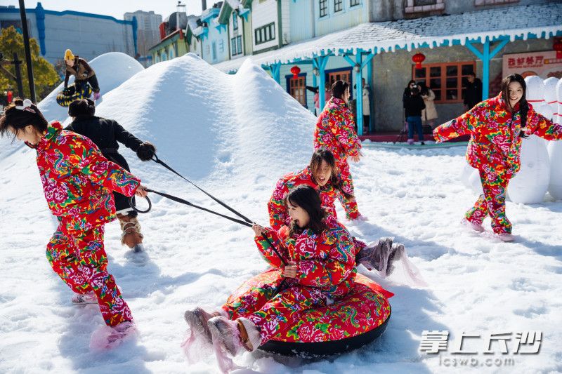 穿上大红袄,雪地上散欢。 穿上大红袄,雪地上散欢。