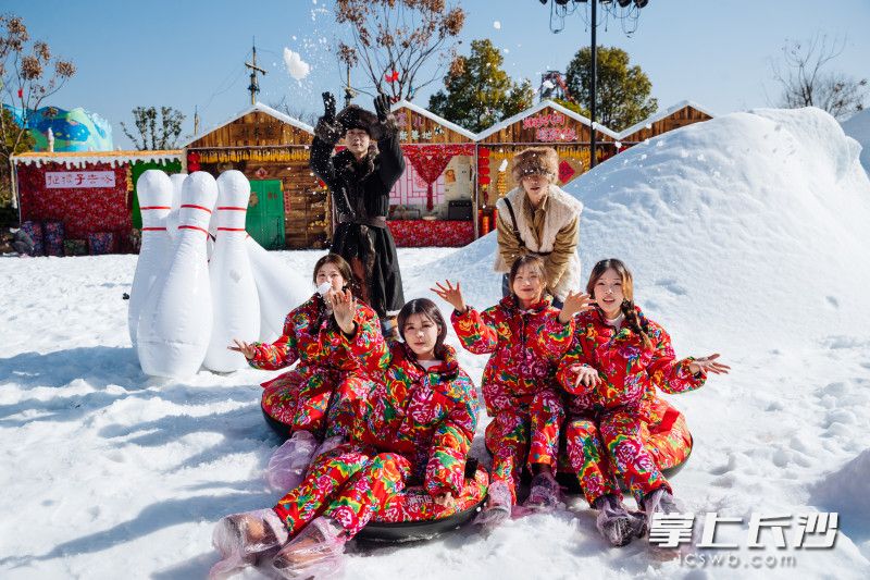 雪地上打个卡,记录“年”的快乐。 雪地上打个卡,记录“年”的快乐。