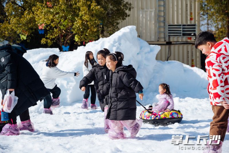 天不下雪人造雪,小朋友最爱。 天不下雪人造雪,小朋友最爱。
