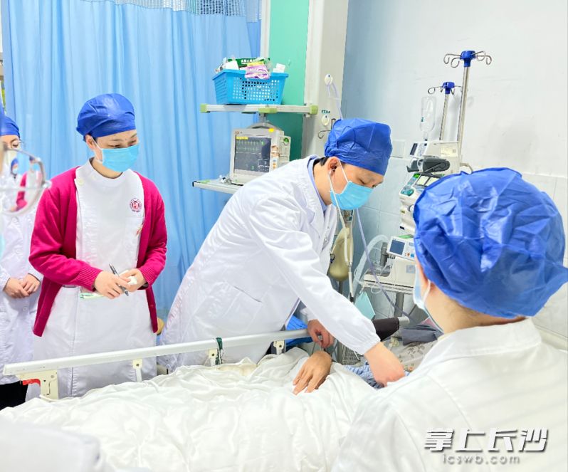湖南省人民医院呼吸三病区主任李建民带领团队查看患者恢复情况。长沙晚报通讯员 谢燕芝 曾娟利 供图 湖南省人民医院呼吸三病区主任李建民带领团队查看患者恢复情况。长沙晚报通讯员 谢燕芝 曾娟利 供图