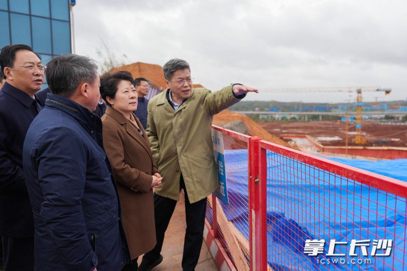 3月3日,省委常委、市委书记吴桂英调研重大项目建设工作,来到位于湘江科学城首开区的湖南大学科创港校区项目现场。 3月3日,省委常委、市委书记吴桂英调研重大项目建设工作,来到位于湘江科学城首开区的湖南大学科创港校区项目现场。