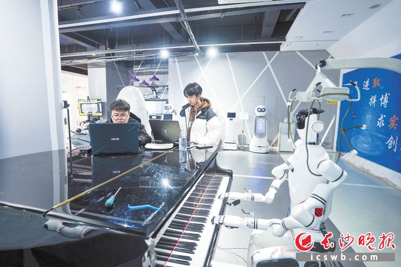 工作人员正在对“湘江1号”健康陪护人形机器人进行调试。长沙晚报全媒体记者 邓迪 摄 工作人员正在对“湘江1号”健康陪护人形机器人进行调试。长沙晚报全媒体记者 邓迪 摄