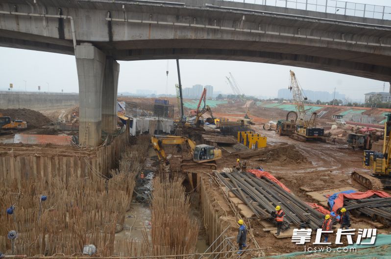 湘江长沙综合枢纽三线船闸工程建设工地一片繁忙。 均为长沙晚报全媒体记者吴鑫矾、通讯员胡富君摄 湘江长沙综合枢纽三线船闸工程建设工地一片繁忙。 均为长沙晚报全媒体记者吴鑫矾、通讯员胡富君摄