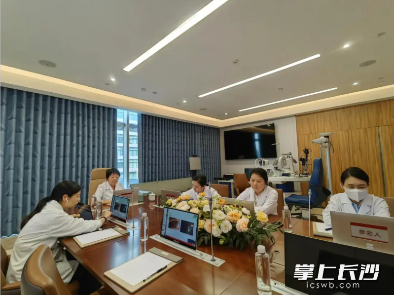 自2024年4月成立至今,爱尔眼科长沙医学中心已通过“疑难眼病远程会诊平台”完成超100例跨区域诊疗。 通讯员供图 自2024年4月成立至今,爱尔眼科长沙医学中心已通过“疑难眼病远程会诊平台”完成超100例跨区域诊疗。 通讯员供图