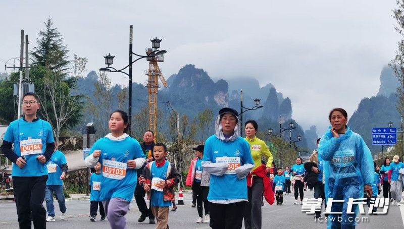中外万名跑友张家界峰林竞速。均为长沙晚报通讯员 邓道理 摄