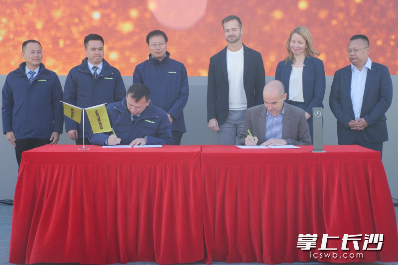中联重科与梅赛德斯-奔驰卡车签约现场。长沙晚报通讯员 李家宇供图 中联重科与梅赛德斯-奔驰卡车签约现场。长沙晚报通讯员 李家宇供图