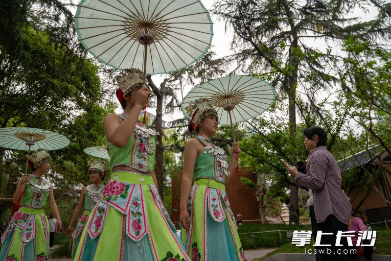 身着绚丽民族服饰的苗族姑娘惊艳亮相,吸引了众多市民游客驻足。 身着绚丽民族服饰的苗族姑娘惊艳亮相,吸引了众多市民游客驻足。