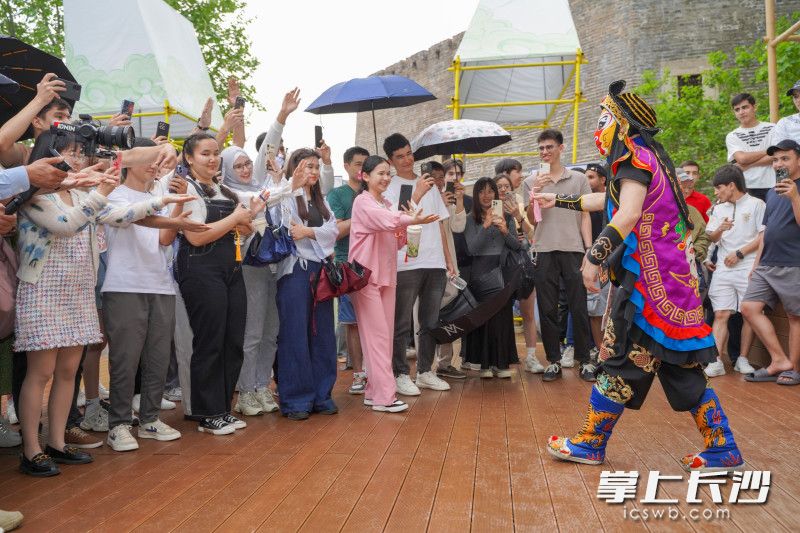 变脸表演过程充满了与学生们的愉快互动。 均为长沙晚报全媒体记者刘晓敏摄 变脸表演过程充满了与学生们的愉快互动。 均为长沙晚报全媒体记者刘晓敏摄