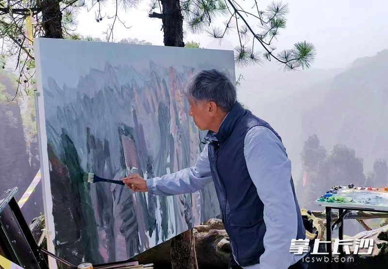 美术大咖在张家界国家森林公园写生创作。均为长沙晚报通讯员 邓道理 摄 美术大咖在张家界国家森林公园写生创作。均为长沙晚报通讯员 邓道理 摄