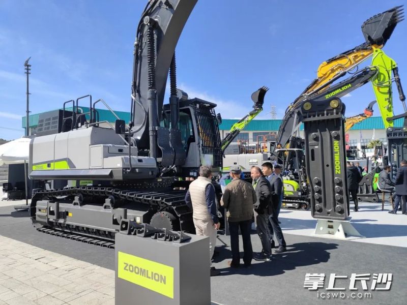 现场展示的中联重科ZE500G挖掘机。受访者供图 现场展示的中联重科ZE500G挖掘机。受访者供图
