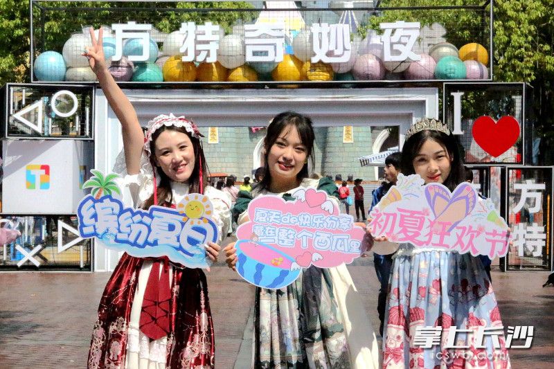 今日,株洲方特“初夏狂欢”主题活动启动。 均为长沙晚报全媒体记者贺文兵摄 今日,株洲方特“初夏狂欢”主题活动启动。 均为长沙晚报全媒体记者贺文兵摄