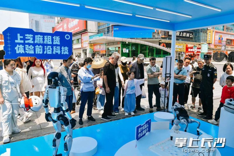 黄兴广场的芝麻租赁便民服务空间吸引不少市民和游客。 黄兴广场的芝麻租赁便民服务空间吸引不少市民和游客。