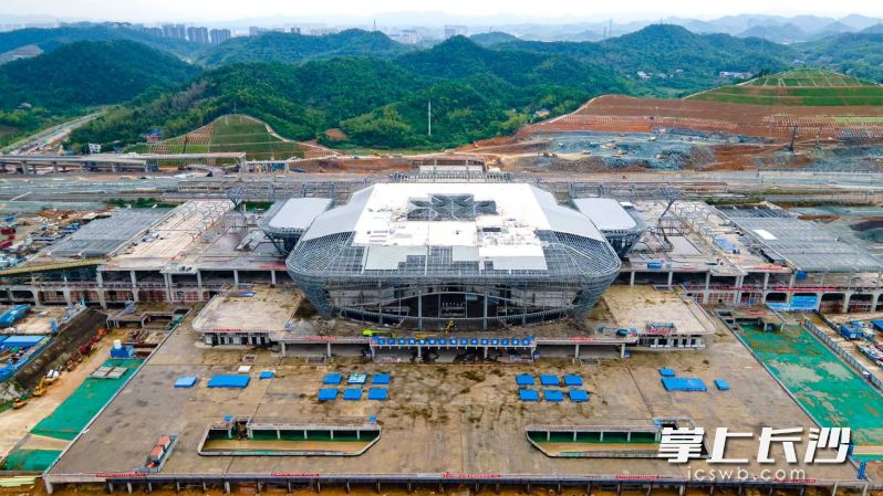 5月1日,长沙高铁西站一片繁忙的施工场景。均为通讯员 供图 5月1日,长沙高铁西站一片繁忙的施工场景。均为通讯员 供图